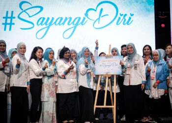 FADHLINA Sidek merasmikan Kempen "Sayangi Diri" pada Kongres Nasional Tahunan Wanita Keadilan di Putrajaya. - UTUSAN/FAIZ ALIF ZUBIR