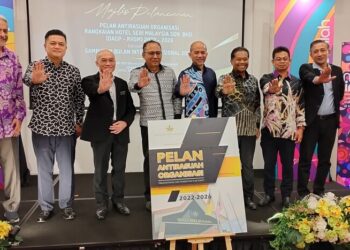AWANGKOK Ahmad Taufik Putra Awang Ismail (tiga dari kiri) dan Dr. Zaharudin Othman (empat dari kiri) bersama Ahli Lembaga Pengarah Rangkaian Hotel Seri Malaysia (RHSM) menunjukkan isyarat menolak rasuah pada Majlis Pelancaran Pelan Anti Rasuah Organisasi RHSM 2022–2026 di Seremban hari ini.-UTUSAN/NAZARUDIN SHAHARI.