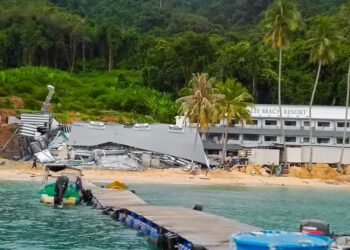 KEADAAN bangunan restoran di sebuah resort yang runtuh di Pulau Perhentian, Besut, Khamis lalu. - UTUSAN/PUQTRA HAIRRY ROSLI