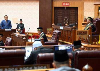 AHMAD Samsuri Mokhtar membentangkan Belanjawan 2024 di Persidangan Dewan Undangan Negeri Ke-15 di Wisma Darul Iman, Kuala Terengganu, hari ini. - UTUSAN/PUQTRA HAIRRY ROSLI