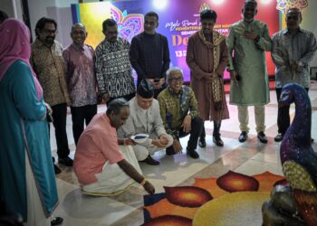 V Sivakumar menghiasi sambutan Deepavali ketika Majlis Ramah Mesra Kementerian Sumber Manusia Sempena Sambutan Deepavali 2023 di Putrajaya. - UTUSAN/FAIZ ALIF ZUBIR