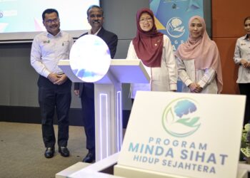 V. SIVAKUMAR dan Zaliha Mustafa melakukan gimik pelancaran Program Minda Sihat Hidup Sejahtera di NIOSH, Bangi Selangor. - UTUSAN/FAIZ ALIF ZUBIR/