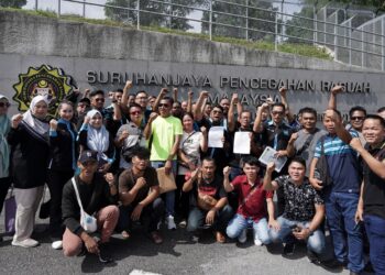 MHO) bersama beberapa penduduk dari tiga daerah di Sabah membuat laporan di ibu pejabat SPRM, Putrajaya. - UTUSAN/MOHD HUSNI MOHD NOOR