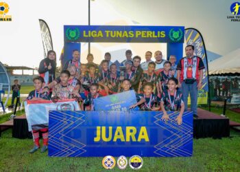 PARA pemain SK Kuala Perlis yang muncul juara edisi pertama kejohanan Liga Tunas Perlis bergambar bersama Menteri Besar, Mohd. Shukri Ramli selepas majlis penyampaian hadiah kejohanan itu di Padang B, Kompleks Sukan Tuanku Syed Putra di sini, semalam. - UTUSAN