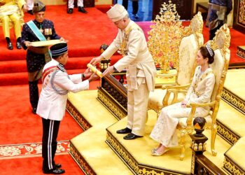 SULTAN Nazrin Muizzuddin Shah berkenan menganugerahkan Darjah Dato’ Seri Panglima Taming Sari kepada Timbalan Ketua Polis Negara, Datuk Seri Ayob Khan Mydin Pitchay di Istana Iskandariah di Kuala Kangsar, semalam.