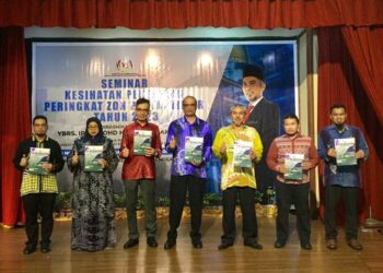 MAJAHAR Abd. Rahman (tengah) melancarkan naskah e-Buletin Kesihatan Pekerjaan sempena Seminar Kesihatan Pekerjaan Zon Pantai Timur 2023 di Kuala Terengganu, hari ini. - UTUSAN/TENGKU DANISH BAHRI TENGKU YUSOFF