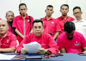 AHMAD Man (tengah) dan ahli Bersatu Bukit Gantang dalam sidang akhbar di Bukit Gantang hari ini. - UTUSAN/WAT KAMAL ABAS