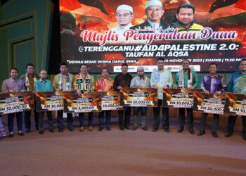 WAKIL agensi dan anak syarikat kerajaan negeri dan NGO bergambar selepas menyerahkan sumbangan kepada Ketua Pegawai Eksekutif CGM, Muhammad Nadir Al-Nuri Kamaruzaman (enam dari kanan) di Kuala Terengganu, hari ini. - UTUSAN/KAMALIZA KAMARUDDIN