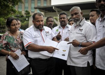 KAMARUDIN Mohd Husaain bercakap ketika sidang akhbar selepas pertemuan bersama Perdana Menteri di perkarangan Bangunan Perdana Putra, Putrajaya. - UTUSAN/FAIZ ALIF ZUBIR/PEMBERITA - AMREE