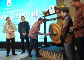 AHMAD Samsuri Mokhtar (tengah) memalu gong sebagai simbolik perasmian Sambutan Ulang Tahun Ke-15 ECERDC peringkat Negeri Terengganu, di Kuala Terengganu, hari ini. - UTUSAN/KAMALIZA KAMARUDDIN