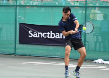 AKSI pemain negara, Koay Hao Sheng ketika menentang pemain China, Tang Sheng pada Kejohanan Tenis Sanctband ITF World Tennis Tour M15 Pusingan 2 di Arena Tenis Perak di Ipoh hari ini. - UTUSAN