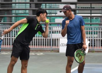 GANDINGAN pemain negara, Koay Hao Sheng (kiri) dan Mitsuki Leong berjaya mara ke suku akhir sebelum tersingkir pada kejohanan Tenis Sanctband ITF World Tennis Tour M15 Pusingan 2 di Arena Tenis Perak di Ipoh hari ini. - UTUSAN