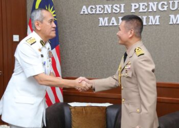KEPTEN Jirapong Apichatwong RTN mengadakan kunjungan hormat ke atas Hamid Mohd. Amin di ibu pejabat Maritim Malaysia, Putrajaya.