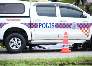 ANGGOTA polis memeriksan mayat wanita yang ditemukan dalam longkang dengan kesan 15 jahitan di Kuala Berang, Terengganu, hari ini. - UTUSAN/PUQTRA HAIRRY ROSLI