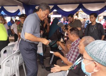 MOHAMAD Hasan menyampaikan sumbangan kepada golongan asnaf selepas Merasmikan Karnival Kesihatan dan Jualan Agro Madani 2023 di Taman Bandar Senawang, Seremban hari ini.-UTUSAN/NUR SHARIEZA ISMAIL
