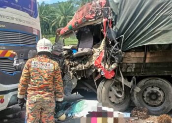 KEADAAN treler yang terlibat kemalangan di Kilometer 200.4 Lebuh Raya Utara Selatan arah selatan dekat Taiping hari ini. - UTUSAN/IHSAN JBPM