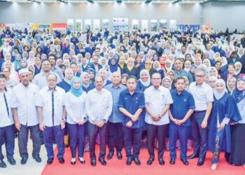 WAN Rosdy Wan Ismail (tujuh, kanan) bergambar bersama peserta latihan kemahiran dan keusahawanan pada majlis pelancaran Program ECERDC dan Yayasan Petronas di Kuantan, Pahang, baru-baru ini.