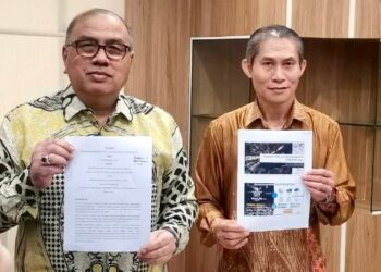 MOHD Zolkafly Harun (kiri) menunjukkan teks kenyataan media dan Enakmen Perladangan Unggas (Pindaan) 2023 dalam sidang akhbar di Bangunan Perak Darul Ridzuan di Ipoh hari ini. - UTUSAN/LIYANA RAMLI