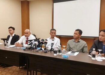 Dr. Mohammad Agus Yusoff (tengah) dan Wahab (dua dari kanan) dalam sidang akbar di sebuah hotel di Bandar Baru Bangi, malam tadi.