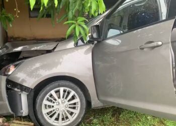 KEADAAN kenderaan Proton Exora dinaiki Taslimah yang terlibat dalam kemalangan di Teluk Kalong, Kemaman, pagi tadi.