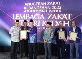 SELAMAT Paigo (tengah) bergambar dengan pemenang enam kategori Majlis Anugerah Zakat Kebangsaan 2023 di Putrajaya. -UTUSAN/AMREE AHMAD