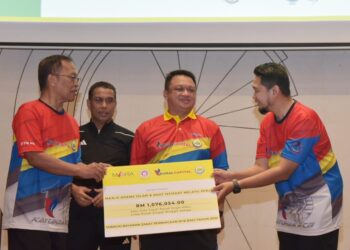 Hiruddin Hashim (kiri) menyerahkan mock cek kepada Mohd. Nazim Mohd. Noor di Sepang, Selangor hari ini, Turut berangkat menyaksikan majlis ialah Tuanku Syed Faizuddin Putra Jamalullail.