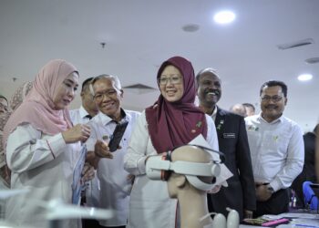 ZALIHA Mustafa melawat ruang pameran NCEMH selepas menyempurnakan pelancaran Program Minda Sihat Hidup Sejahtera di NIOSH, Bangi Selangor. - UTUSAN/FAIZ ALIF ZUBIR