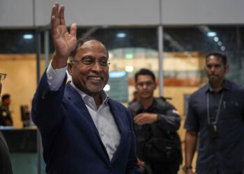 ZAMBRY Abd Kadir sebelum berlepas bagi menghadiri mesyuarat khas UNSC di KLIA. - UTUSAN/FAISOL MUSTAFA