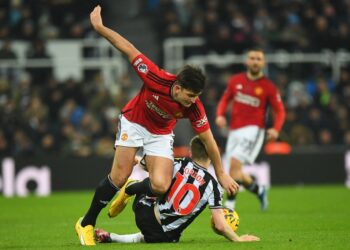 Kapten Manchester United, Harry Maguire cuba menghalang asakan pemain Newcastle United dalam aksi Liga Perdana Inggeris yang berlangsung awal pagi tadi. (FOTO: AFP)