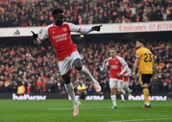 Pemain Arsenal, Bukayo Saka meraikan jaringannya ke atas Wolves dalam aksi Liga Perdana Inggeris sebentar tadi. (FOTO: AFP)