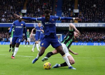 Pemain Chelsea, Benoit Badiashile cuba melepasi kawalan pemain Brighton dalam aksi Liga Perdana Inggeris di Stamford Bridge sebentar tadi. (AFP)