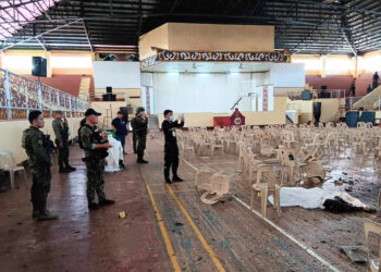 PASUKAN keselamatan Filipina memeriksa lokasi pengeboman Daesh di dalam gimnasium di Universiti Negeri Mindanao di Marawi. - AFP