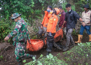 PASUKAN penyelamat mengusung mayat pendaki yang terkorban akibat ketusan Gunung Berapi Marapi di Agam, Sumatera Barat, Indonesia. - AFP