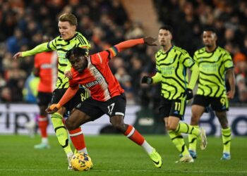 Pemain Arsenal, Martin Odegaard cuba menghalang asakan pemain Luton Town, Pelly Ruddock Mpanzu dalam aksi Liga Perdana Inggeris pada awal pagi tadi. (AFP)