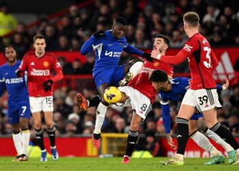 Aksi pemain Manchester United, Bruno Fernandes  (tengah) sedang merampas bola daripada penyerang Chelsea, Nicolas Jackson dalam aksi Liga Perdana Inggeris di Old Trafford awal pagi tadi. (AFP)
