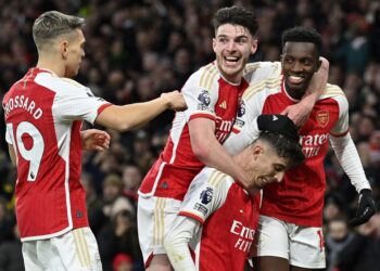 Barisan pemain Arsenal meraikan kemenangan 2-0 mereka ke atas Brighton dalam aksi yang berlangsung di Stadium Emirates sebentar tadi. (AFP)