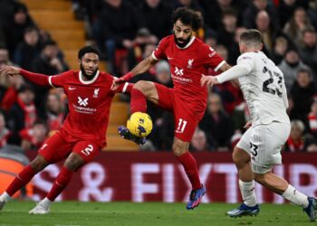 Penyerang Liverpool, Mohamed Salah cuba melepasi kawalan pertahanan pemain Manchester United, Luke Shaw dalam aksi Liga Perdana Inggeris yang berlangsung di Anfield hari ini. (AFP)