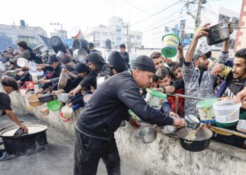 Perang Palestin-Israel sejak 7 Oktober lalu bukan sahaja mengorbankan kira-kira 28,000 ribu penduduk di Gaza tetapi juga menyebabkan ramai yang terpaksa berlindung di kem pelarian dan bergantung makanan daripada sumbangan pihak yang bersimpati. - AFP