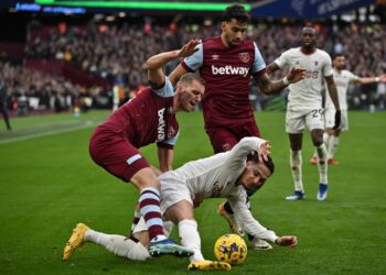 Pemain Manchester United, Antony diasak oleh pemain West Ham United dalam aksi Liga Perdana Inggeris sebentar tadi. (AFP)