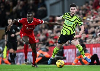 Pemain Liverpool, Ibrahima Konate (kiri) sedang bersaing dengan pemain Arsenal, Declan Rice dalam pertembungan Liga Perdana Inggeris di Anfield awal pagi tadi. (AFP)