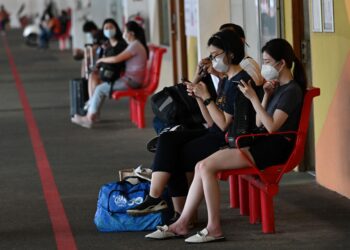PENDUDUK Singapura digesa mengikuti perkembangan terkini Covid-19 di Singapura, selain mengamalkan langkah yang sewajarnya. - AFP