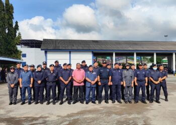 MUHAMMAD Abdul Halim (depan, lima dari kanan) bersama pengarah dan pegawai penguatkuasa dari pelbagai agensi semasa pelancaran Operasi Bersepadu Pencegahan Jenayah dan Penyeludupan di Ibu Pejabat Polis Daerah Padang Besar, Perlis hari ini. - UTUSAN/SYED AZLAN SAYID HIZAR