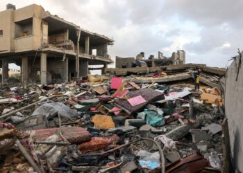 SEORANG kanak-kanak Palestin mencari barangan yang masih boleh digunakan di runtuhan bangunan di Rafah, selatan Semenanjung Gaza. - AFP