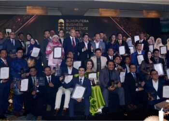 EWON Benedick bergambar bersama penerima Anugerah Bumiputera Business Excellence Award (BBEA) 2023 di Kuala Lumpur, semalam. UTUSAN/SYAKIR RADIN