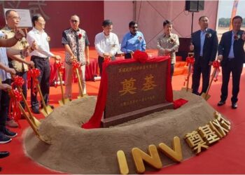 GIMIK majlis pecah tanah pembinaan kilang pemisah bateri litium yang bakal dibangunkan syarikat China, INV New Material Technology (M) Sdn. Bhd. di Taman Teknologi, Pulau Pinang. Projek melibatkan pelaburan berjumlah RM3.2 bilion. – GAMBAR MIDA