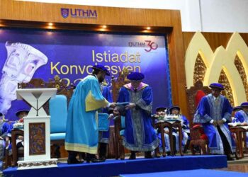 SULTAN Johor, Sultan Ibrahim Sultan Iskandar menerima Ijazah Kehormat Doktor Falsafah Teknologi Kejuruteraan Mekanikal daripada Canselor Universiti Tun Hussein Onn Malaysia (UTHM), Tunku Ismail Tunku Ibrahim dalam sidang khas Istiadat Konvokesyen Ke-23 Universiti Tun Hussein Onn Malaysia (UTHM) di Batu Pahat hari ini.