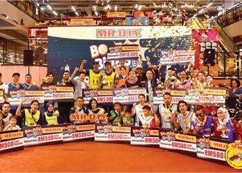 PARA pemenang pertandingan Bounce & Bingo anjuran MR D.I.Y. bergambar selepas majlis penyampaian hadiah di Kuala Lumpur, baru-baru ini.