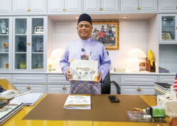 SAARANI Mohamad menunjukkan dokumen Belanjawan Perak 2024 sebelum sesi pembentangan pada Persidangan DUN Perak di Bangunan Perak Darul Ridzuan, Ipoh, Perak, semalam. . - UTUSAN/MUHAMAD NAZREEN SYAH MUSTHAFA