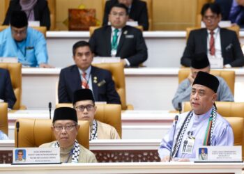 SAARANI Mohamad menjawab soalan lisan pada Persidangan DUN Perak di Bangunan Perak Darul Ridzuan, Ipoh, Perak, hari ini. - UTUSAN/MUHAMAD NAZREEN SYAH MUSTHAFA