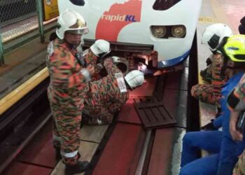 ANGGOTA bomba cuba mengeluarkan mayat mangsa yang tersepit di landasan LRT Dato’ Keramat malam tadi-ihsan bomba